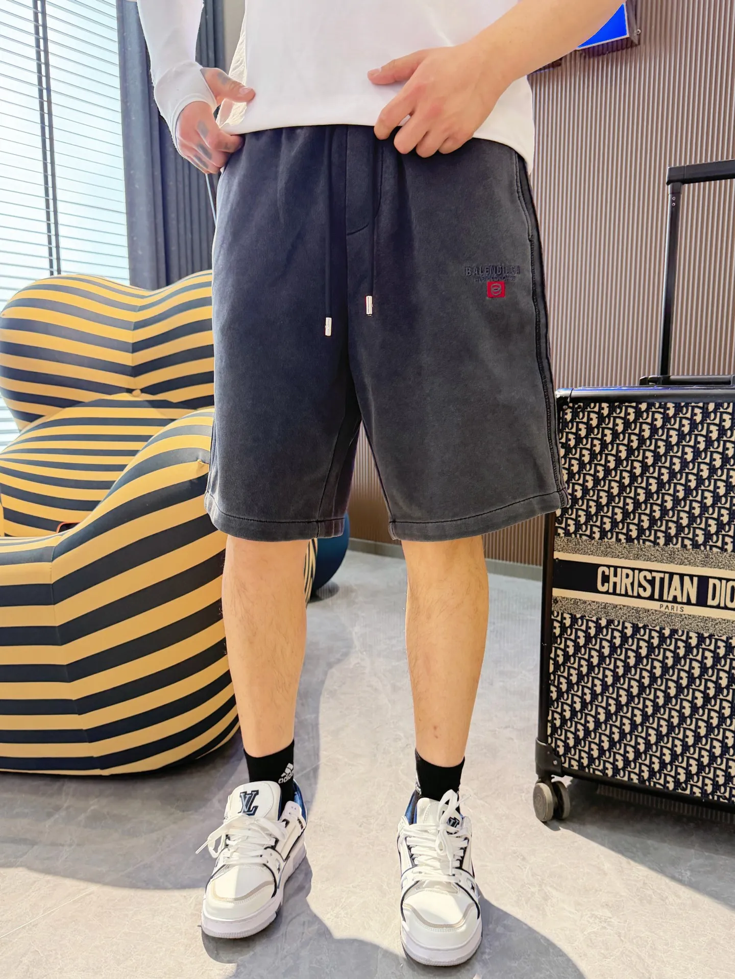 Balenciaga's three-standard complete 2026 summer New Arrival men's casual shorts, advanced custom-made Breathable fabric, Breathable fabric, extremely stretchy and comfortable, impeccable details, top-grade accessories, original logo design concept, delicate and soft feel! The upper body fit is awesome! Size: M-XXXL Please state your height and weight when ordering